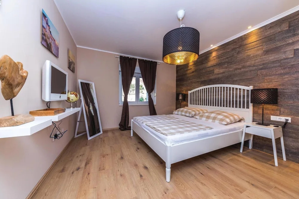 Beautiful Home in Okrug Gornji With Wifi and 4 Bedrooms