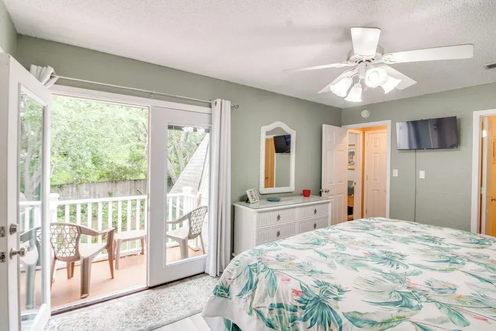 5 Mi to Pensacola Beach: Townhome w/ Yard