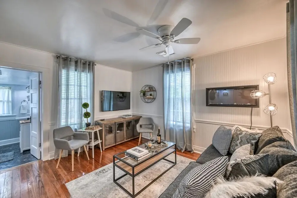 New! Charming Cottage Near Main w/ Patio&firepit!!