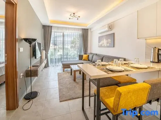 Midpoint Suites - Deluxe Suite 104