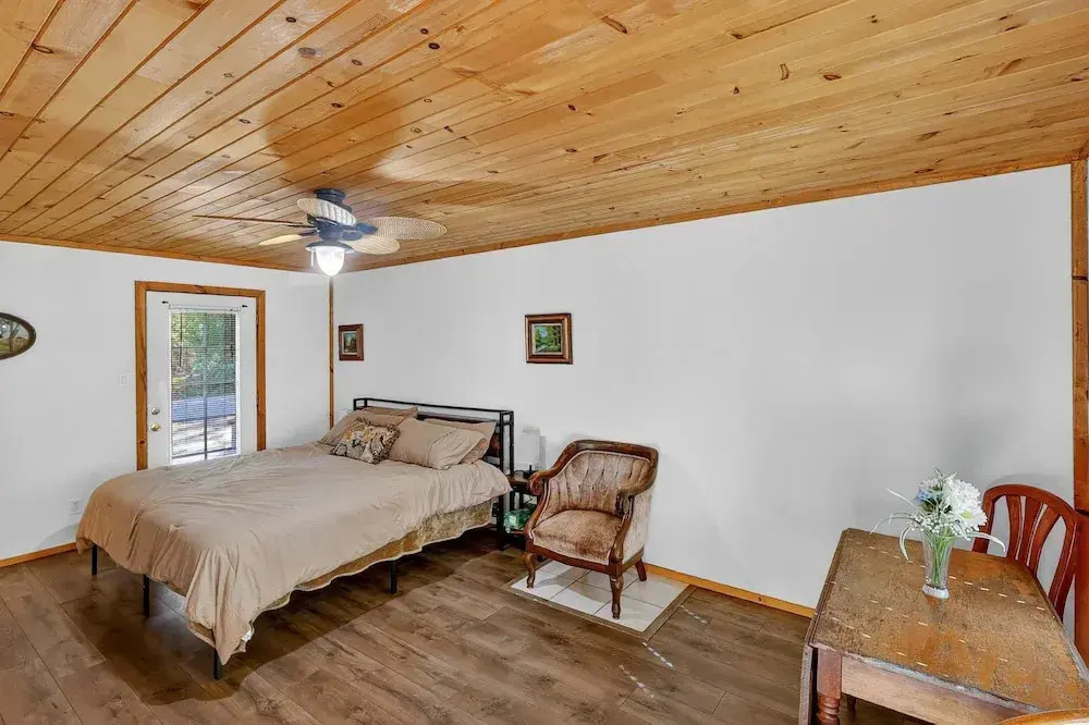 Rouge Cobb Mountain Hotel - Cabin 3