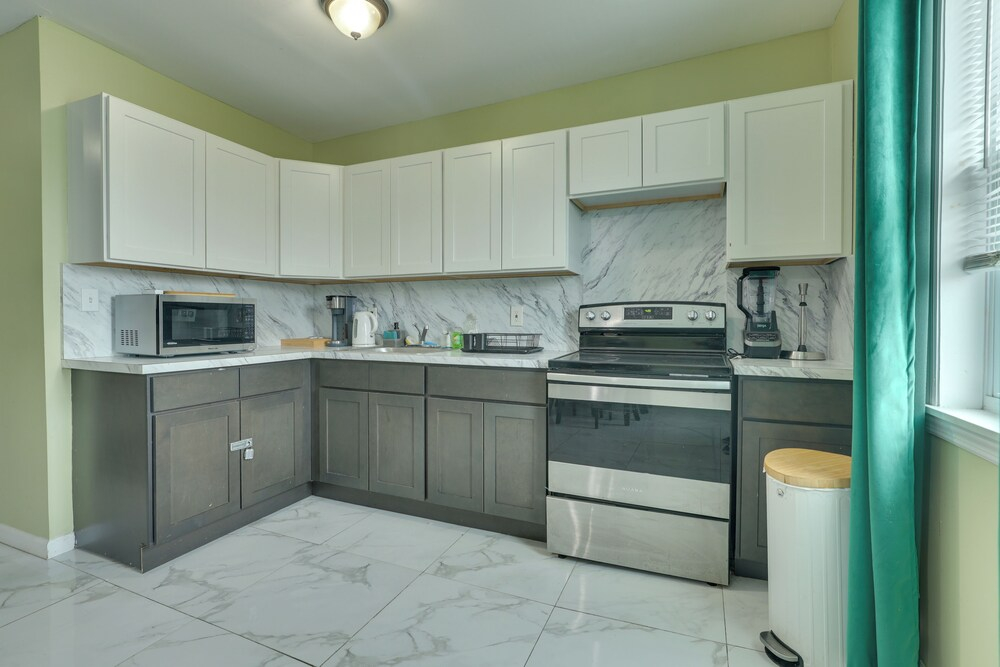 Explore Nyc, Parks & Beaches! Top-floor Apt