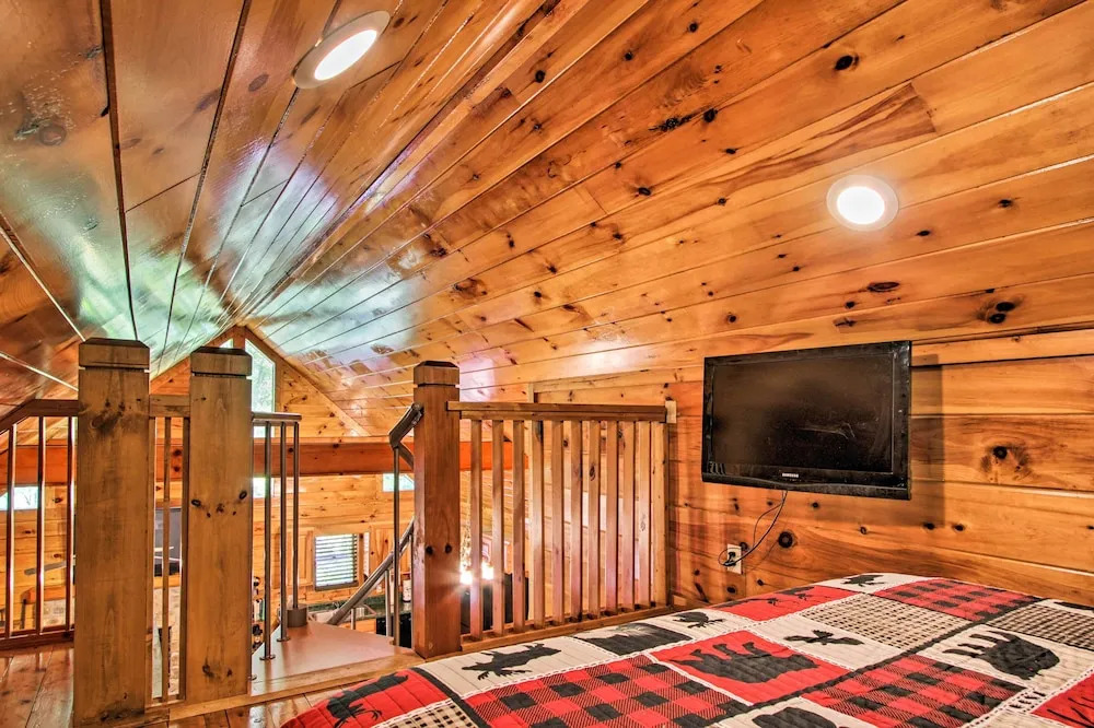 Charming Pigeon Forge Cabin w/ Private Hot Tub!