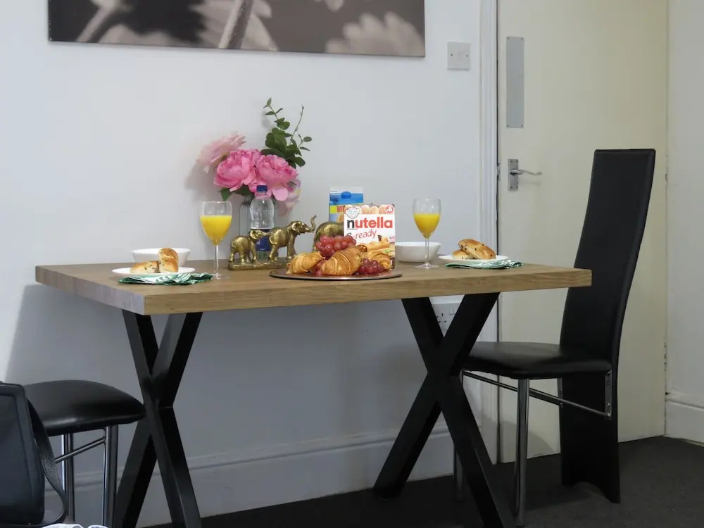 Tudors eSuites Coventry Townhouse Private Garden Free Parking