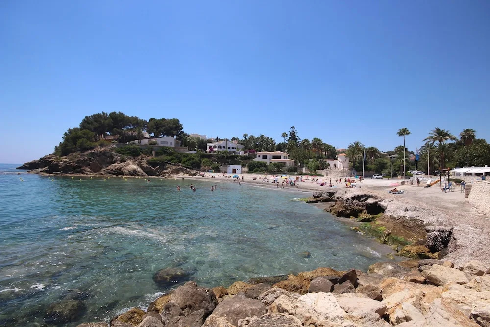 Private Family Retreat With Pool Short Walk to the Sea