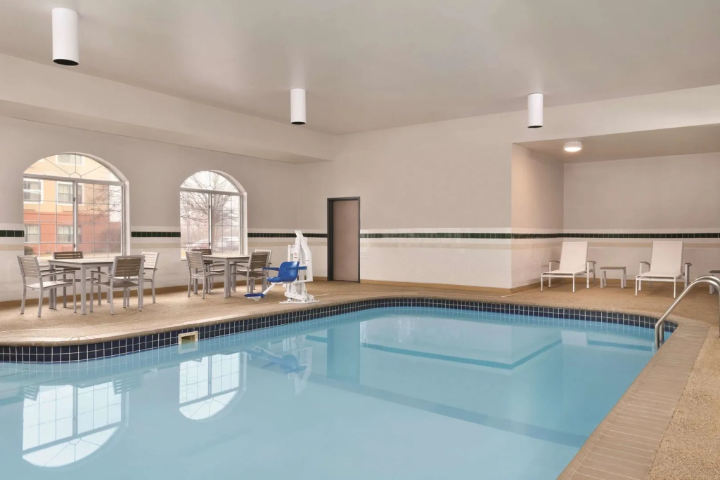 Country Inn & Suites by Radisson, Merrillville, IN