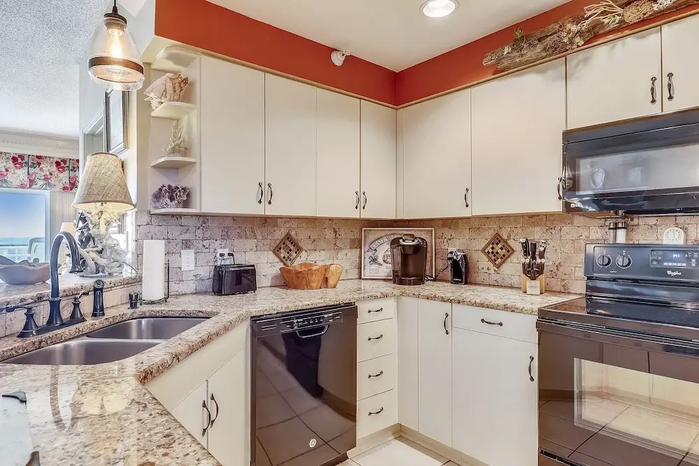 Waterview Yacht Club 532 is a 3 BR with Stunning views of the Pass by RedAwning