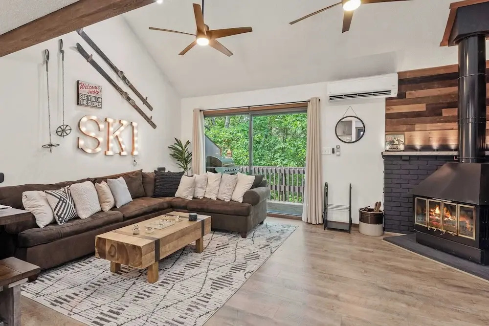 Prime Location on Camelback Mtn, Renovated w/ Movie & Game Room The Bear's Den