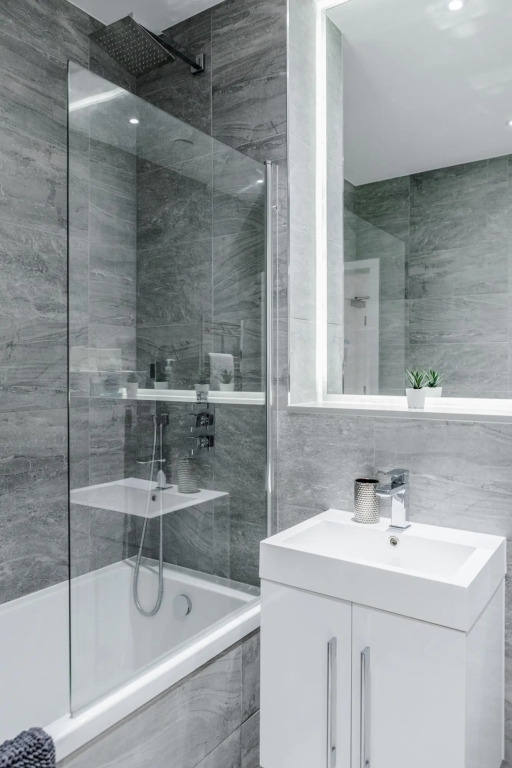 2 Bedroom Luxury St Albans Apartment - Free WiFi with Netflix & Parking. The property sleeps 6