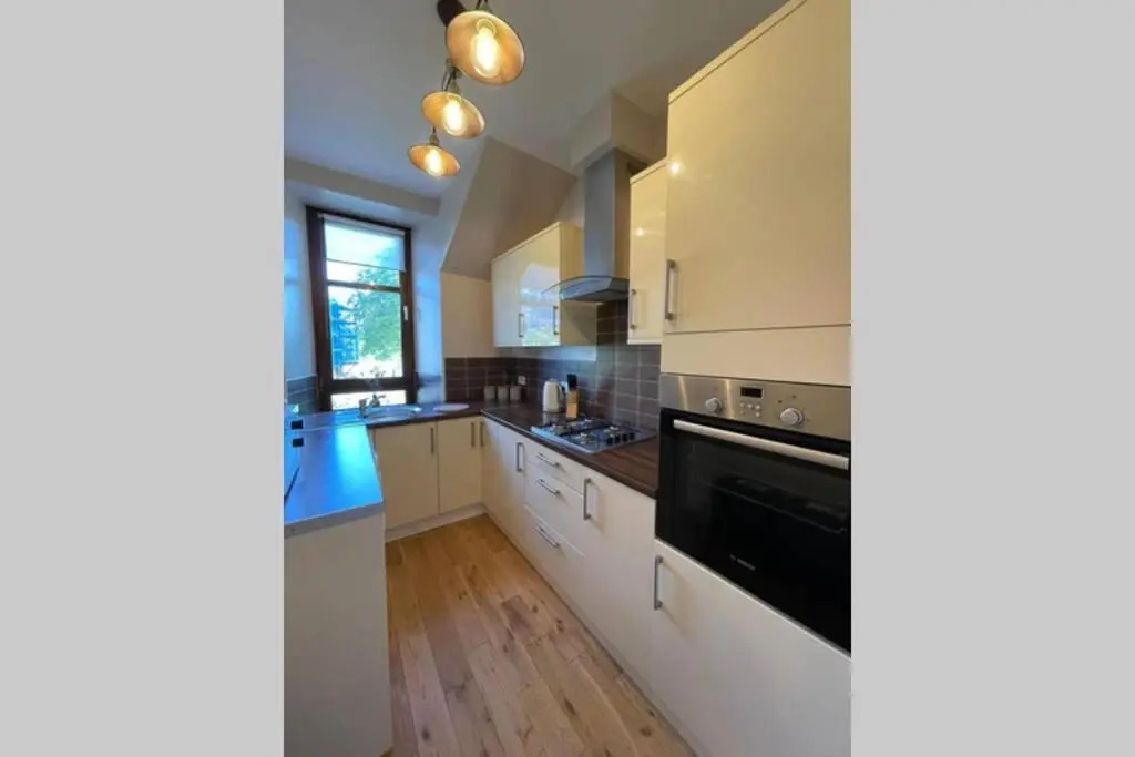 No 10 Immaculate City Centre, Top Floor 2 Bed Flat with Free Parking