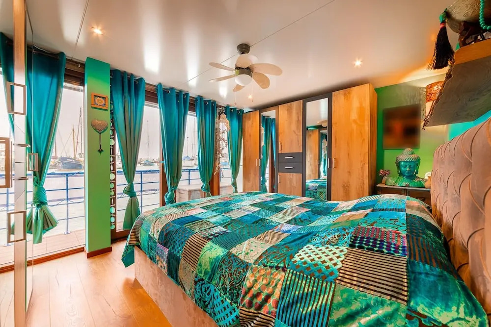 Houseboat - Sleeps 2 & Free Parking