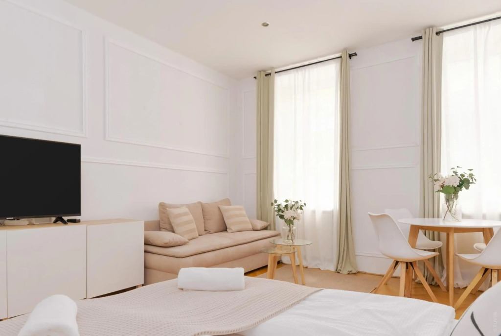 King Bed Home, Tv, Perfect for groups of 6