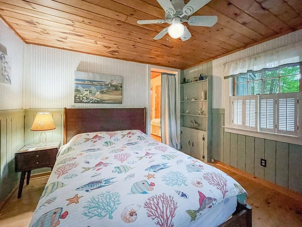 Dewey Cottage - Y854 Adorable Cottage Close To Long Sands Beach And Short Sands 4 Bedroom Home by RedAwning