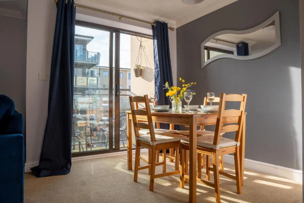 Homely Two Bedroom Apartment in Milton Keynes - Free Parking & WiFi