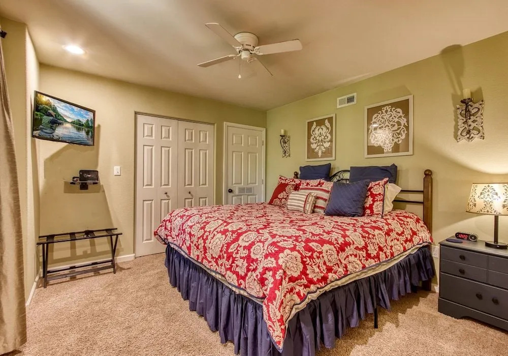 Memorable "Deer & Doe" by HoneyBearCabins 4BR 3BA, Mountain View Deck, Farmhouse Decor, Fireplace, 3 Acres