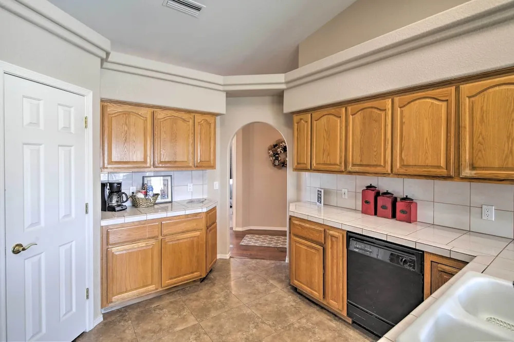 4 Mi to Lake Havasu Park: Modern Home w/ Pool!