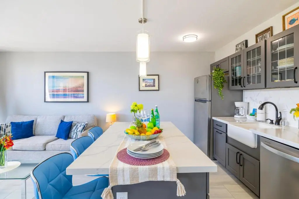 Beautiful 34th Floor with Mountain Views - 1 Block from Beach - Parking incl