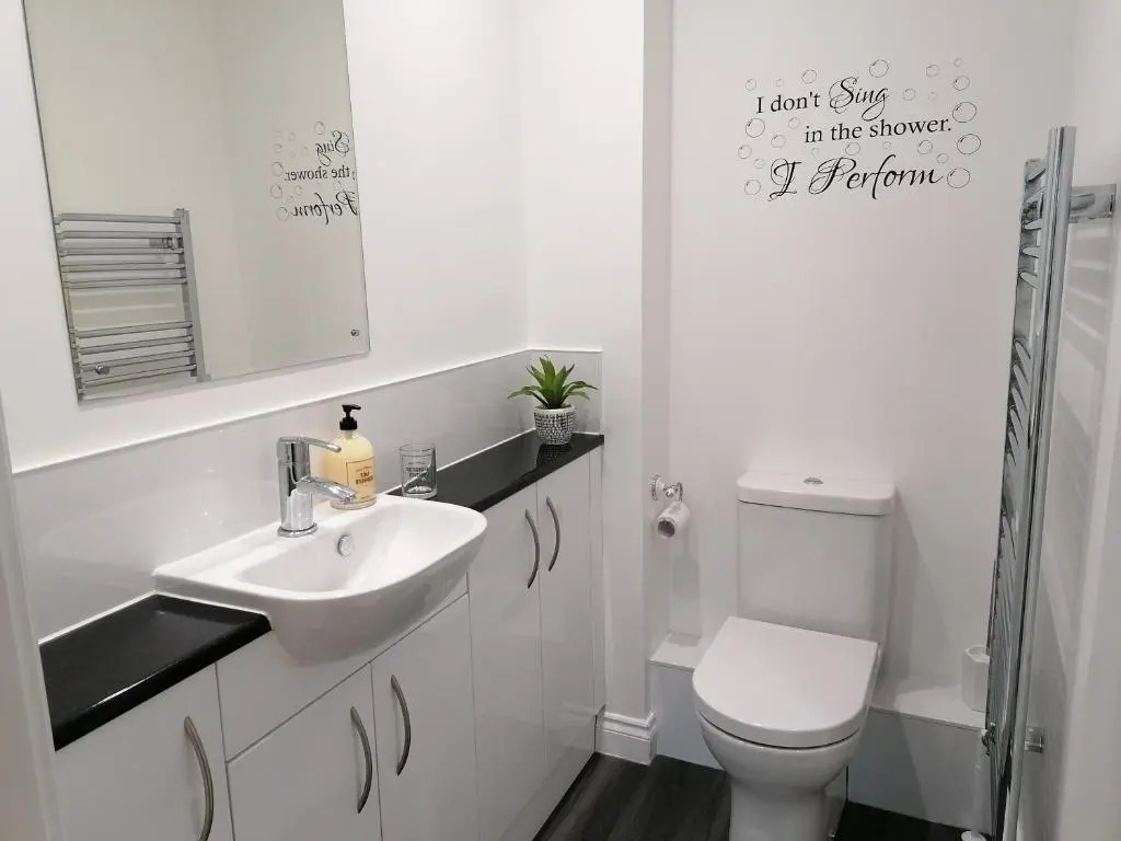 Luxury Modern 2 Bed Apartment, FREE UNDERCROFT PARKING 2,1m max