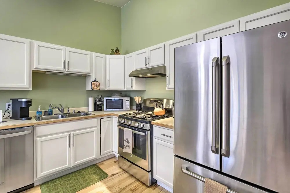 Stunning Anchorage Townhome ~ 5 Mi to Dtwn
