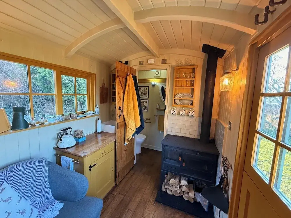Cosy Romantic Shepherd hut in Open Countryside