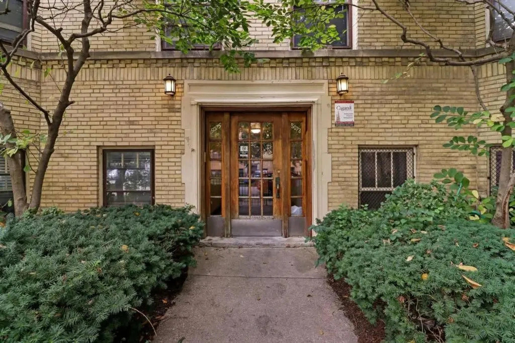 Quiet Spacious 2BR Apt walk to Train, near Shops