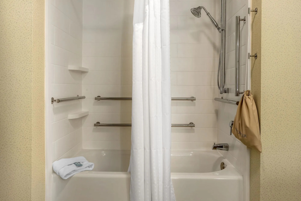 Holiday Inn Express & Suites Clarion by IHG