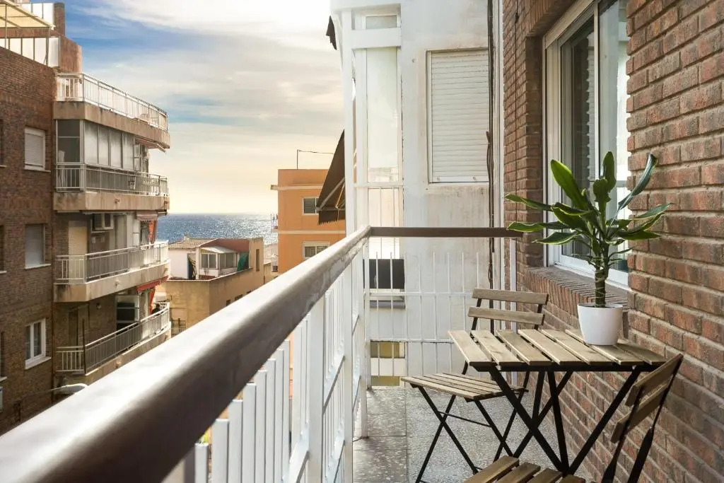 Lovely, new, bright 3 mins to beach apt 105 sq meters