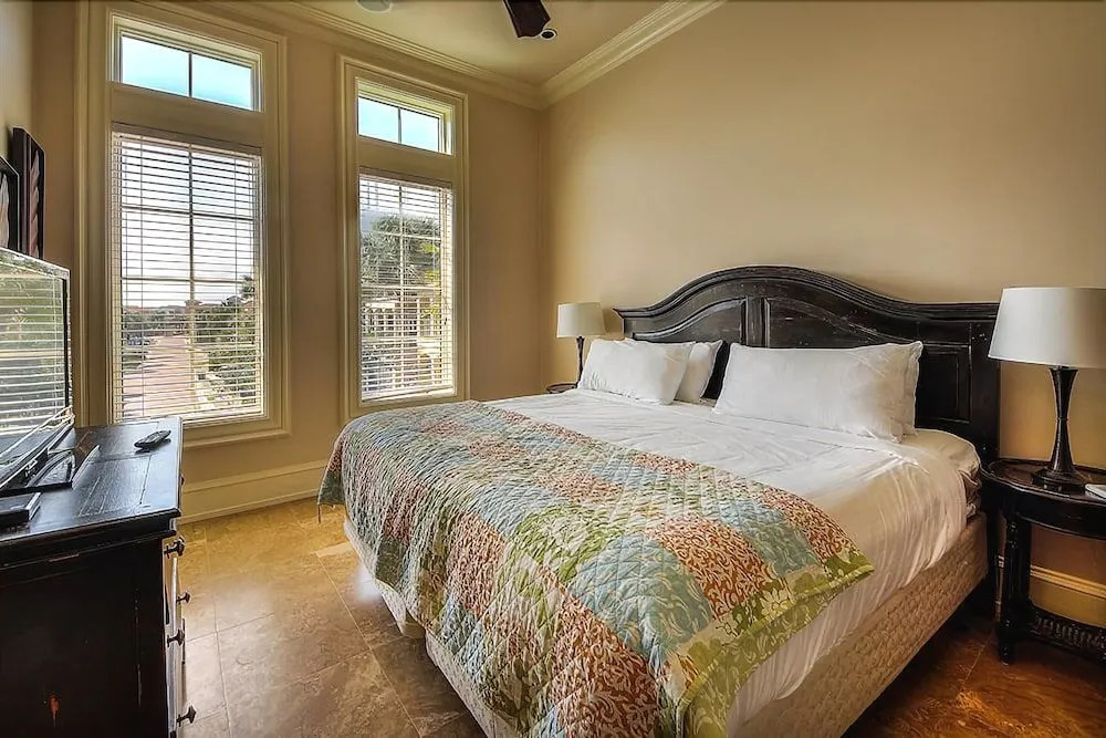 Gigglin Marlin 7 Bedroom Holiday Home by Five Star Properties