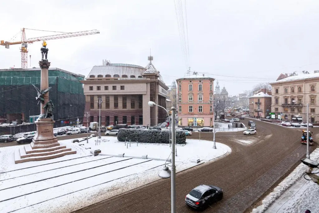 Romari площа Міцкевича