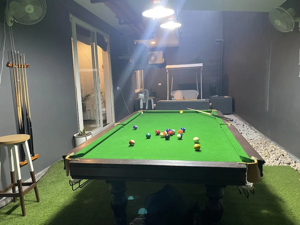 BK Studio And Rooms Near Huda City Centre