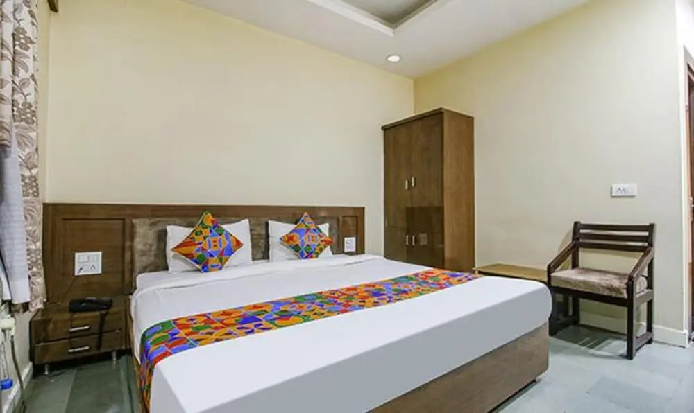FabHotel Silver Inn I - Near Prabhat Chauraha