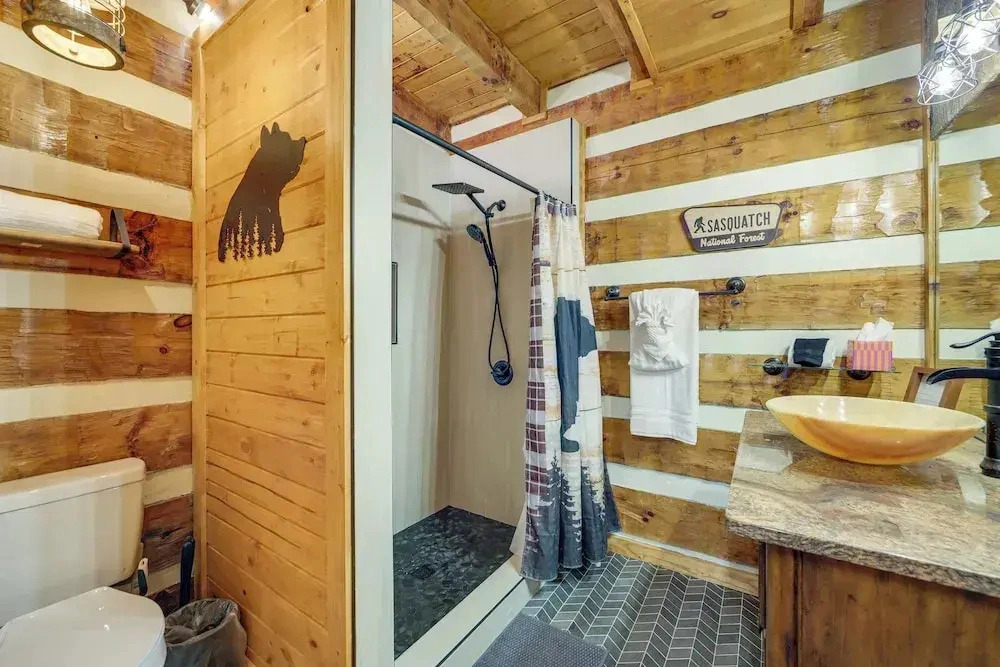 Mins to Dollywood: Boujee Bear Cabin w/ Hot Tub