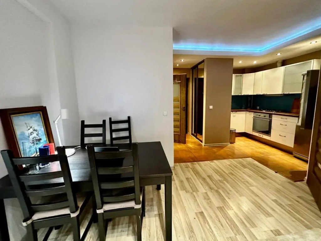 DECOR 2 metro fast WiFI 55’TV Netflix HBO cozy