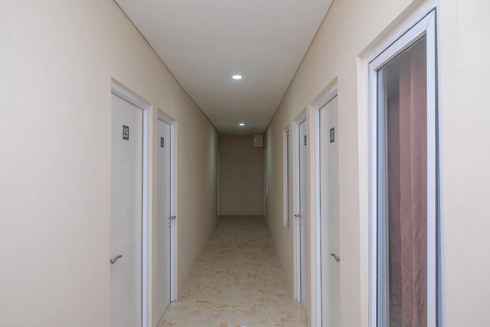 RedDoorz Plus near RS JIH Solo