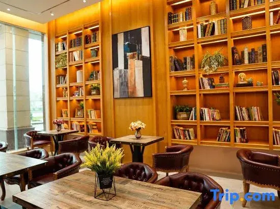 Yuefeng Xiying Hotel (Guangzhou South Railway Station Nanpu Subway Station)