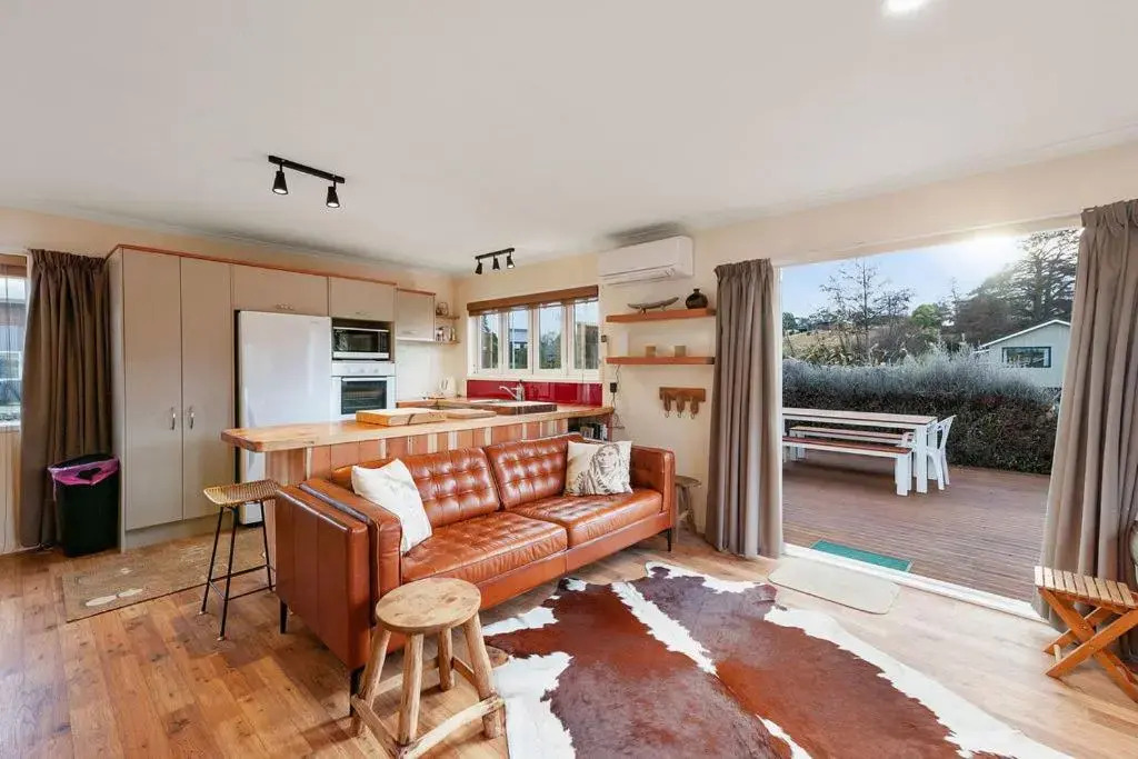 The Purple House - Ohakune Holiday Home with Spa Pool