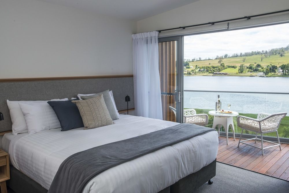 Rosevears Riverview Hotel
