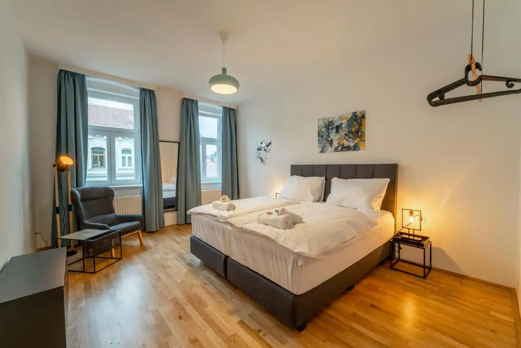 Generous Apartment next to the VIC/UNO