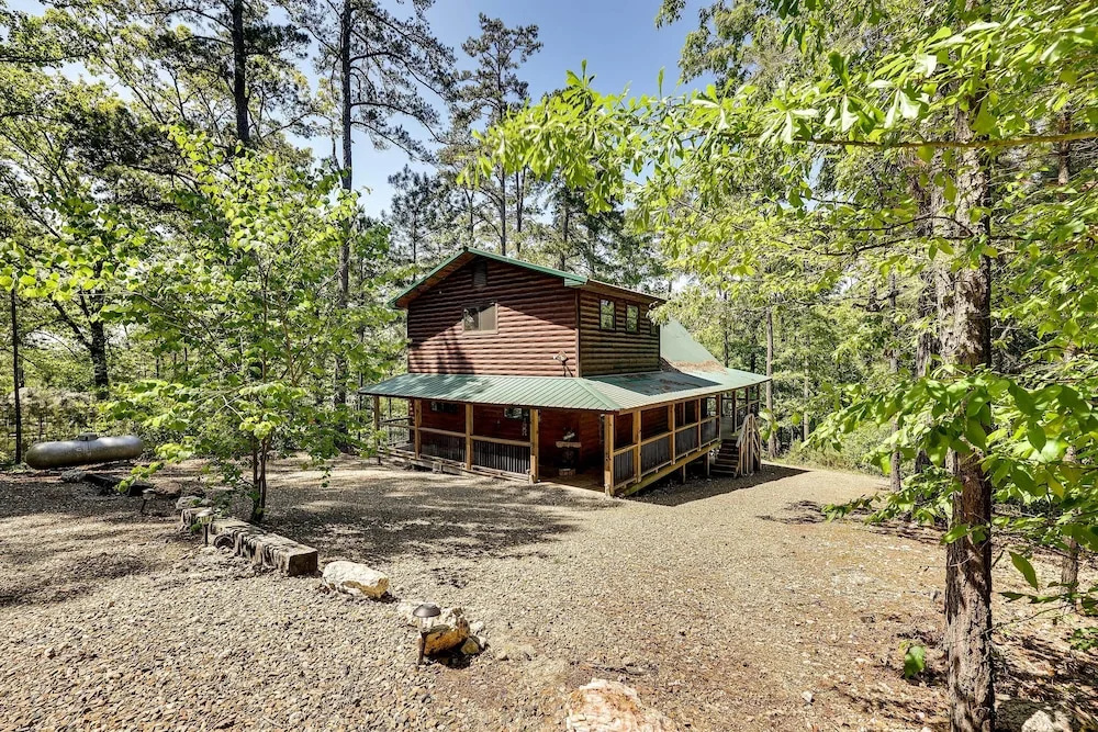 Pet-Friendly Broken Bow Cabin w/ Fire Pit