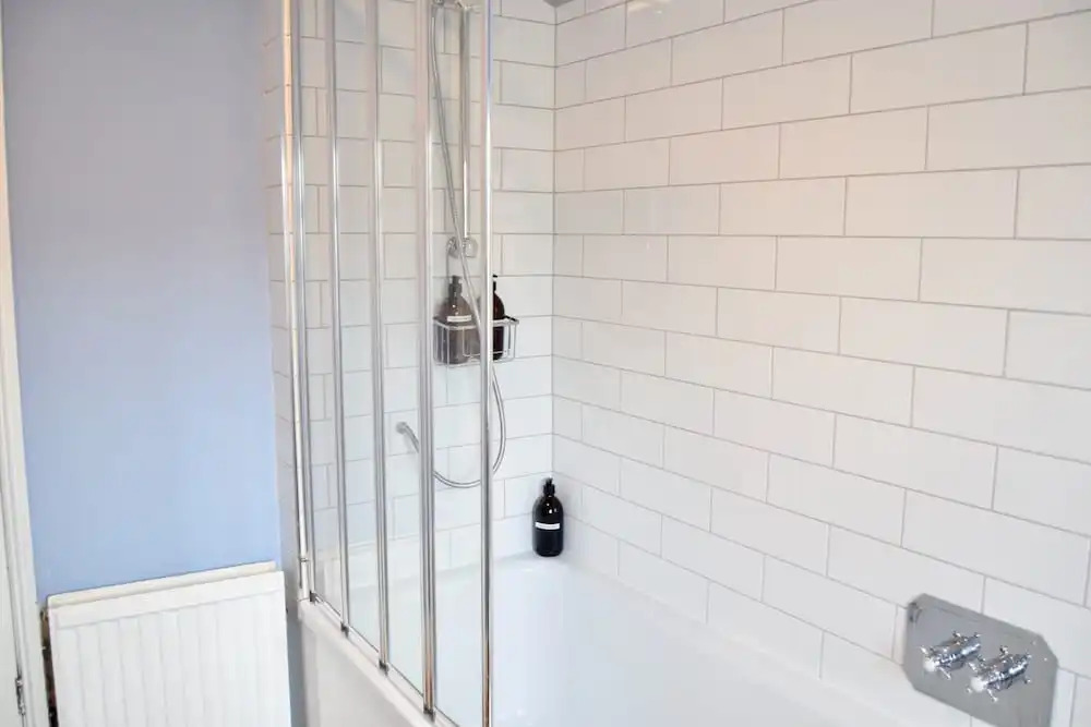Spacious 3 Bedroom Family Home With Back Garden