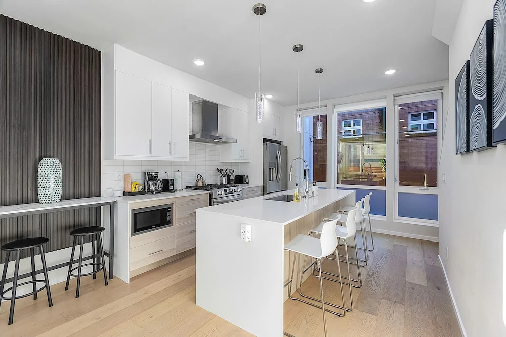 Modern 3BR - Walk to Light Rail w/EV Charger & Parking