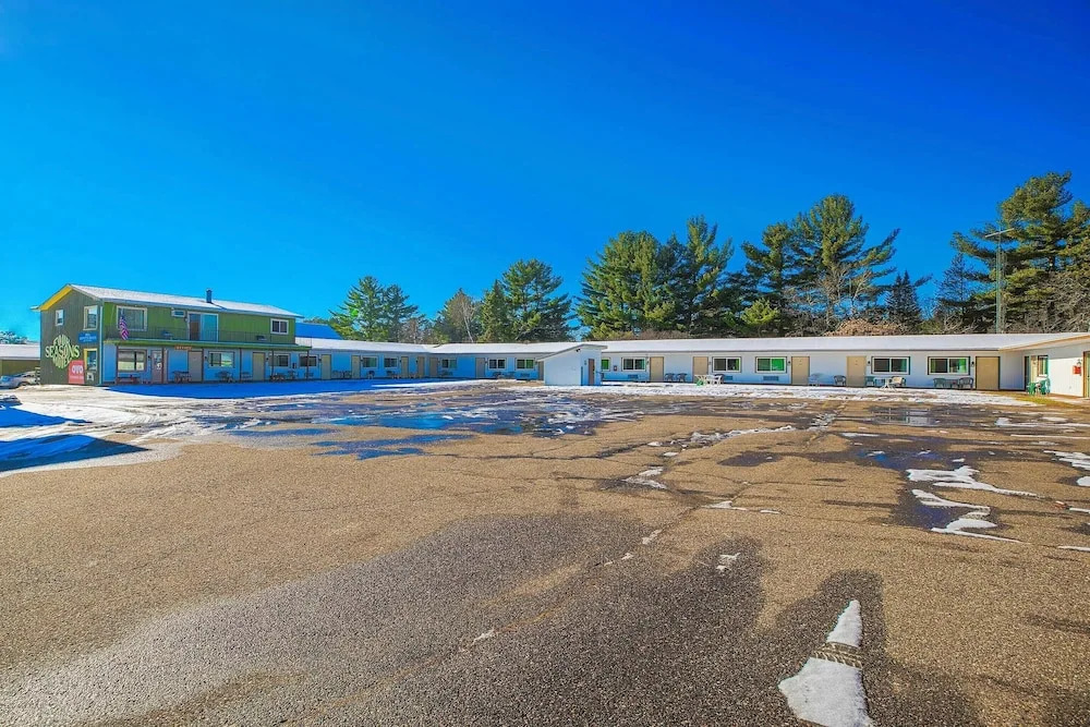 Love Hotels Tomahawk by OYO at Lake Mohawksin WI