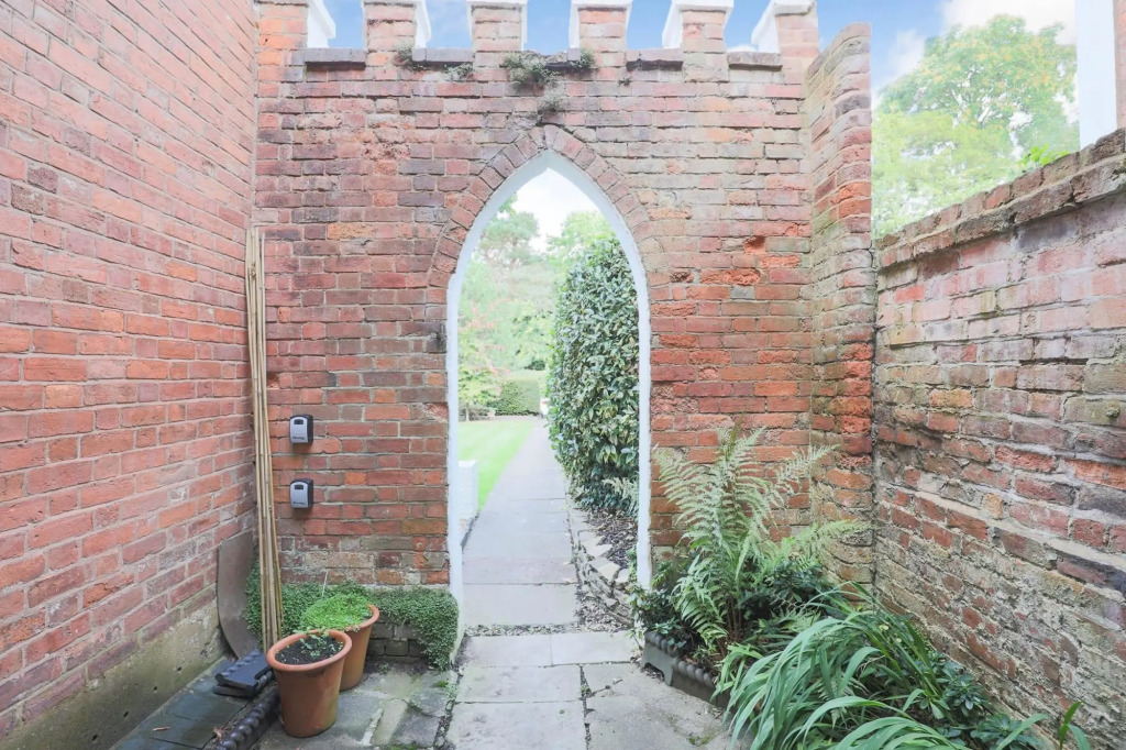 Stunning 4 Bed Semi-detached Home With Ample Space