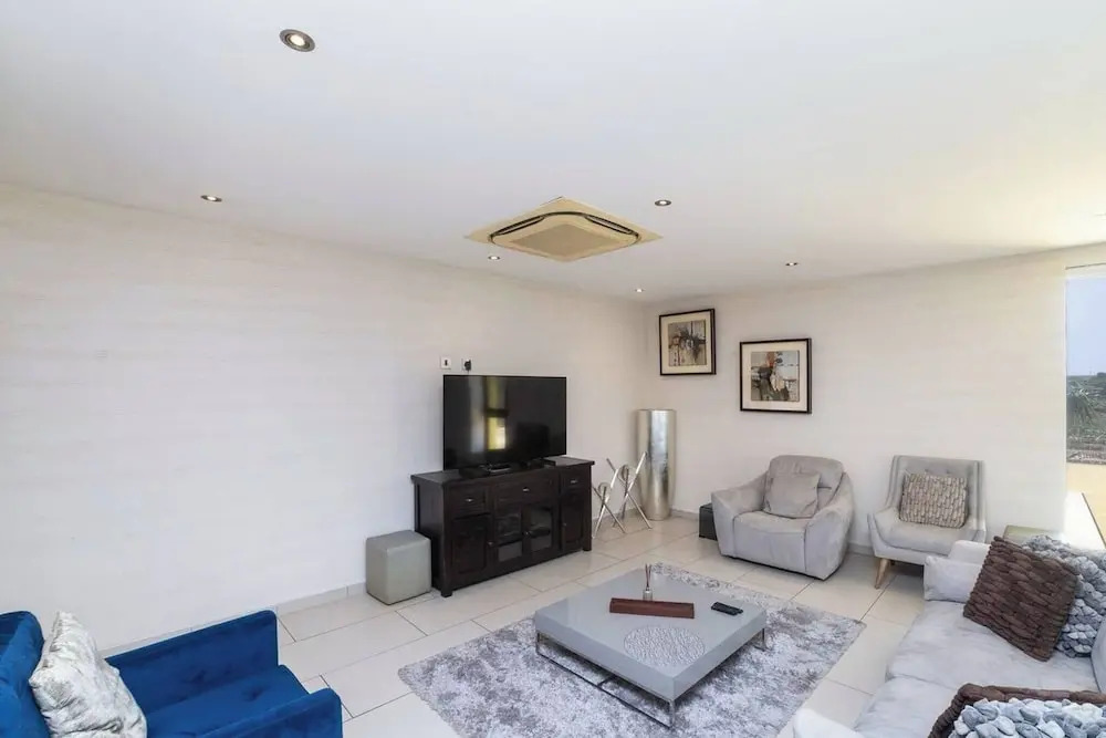 Modern 3BDR Apt at Villaggio - Rooftop Pool Skybar