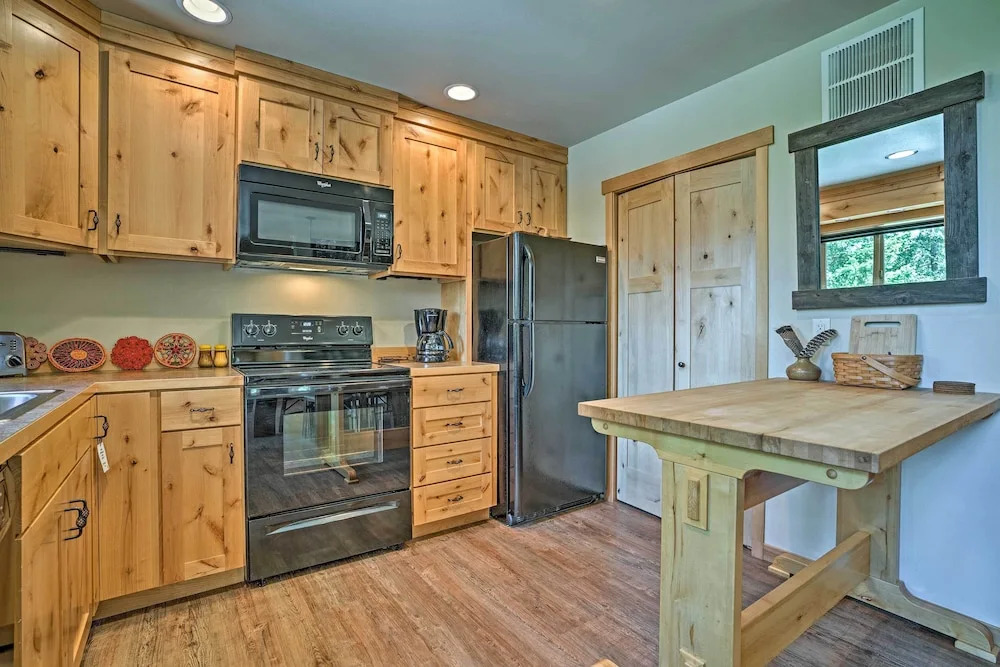 Private Leavenworth Cabin w/ Mtn Views & Fire Pit