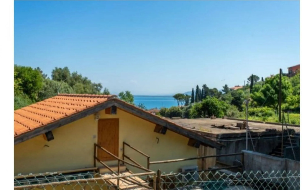 Rustic House near the sea-Yellow