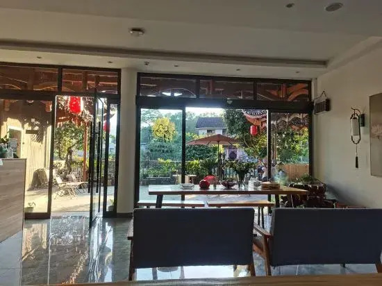 Furong Town and Slow Yueshe (Lotus Pool Shop)