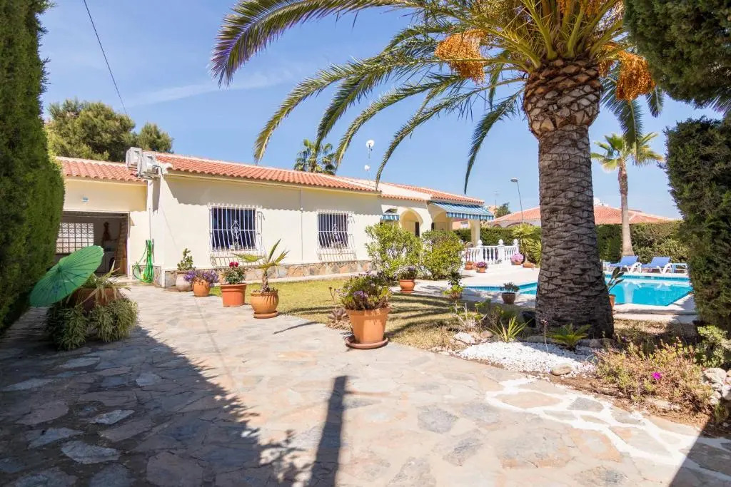 Charming one-floor villa with private pool in Los Balcones