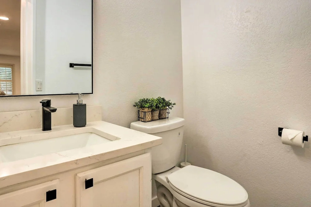 13 Mi to Dtwn Denver: Northglenn Townhome w/ Patio