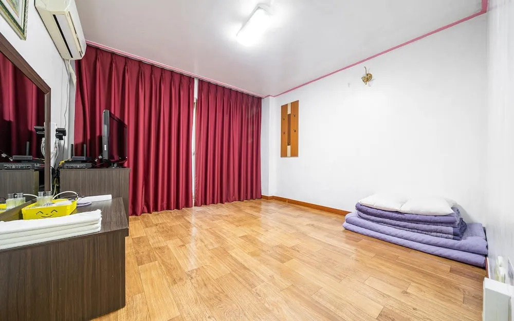 Hoengseong New World Motel
